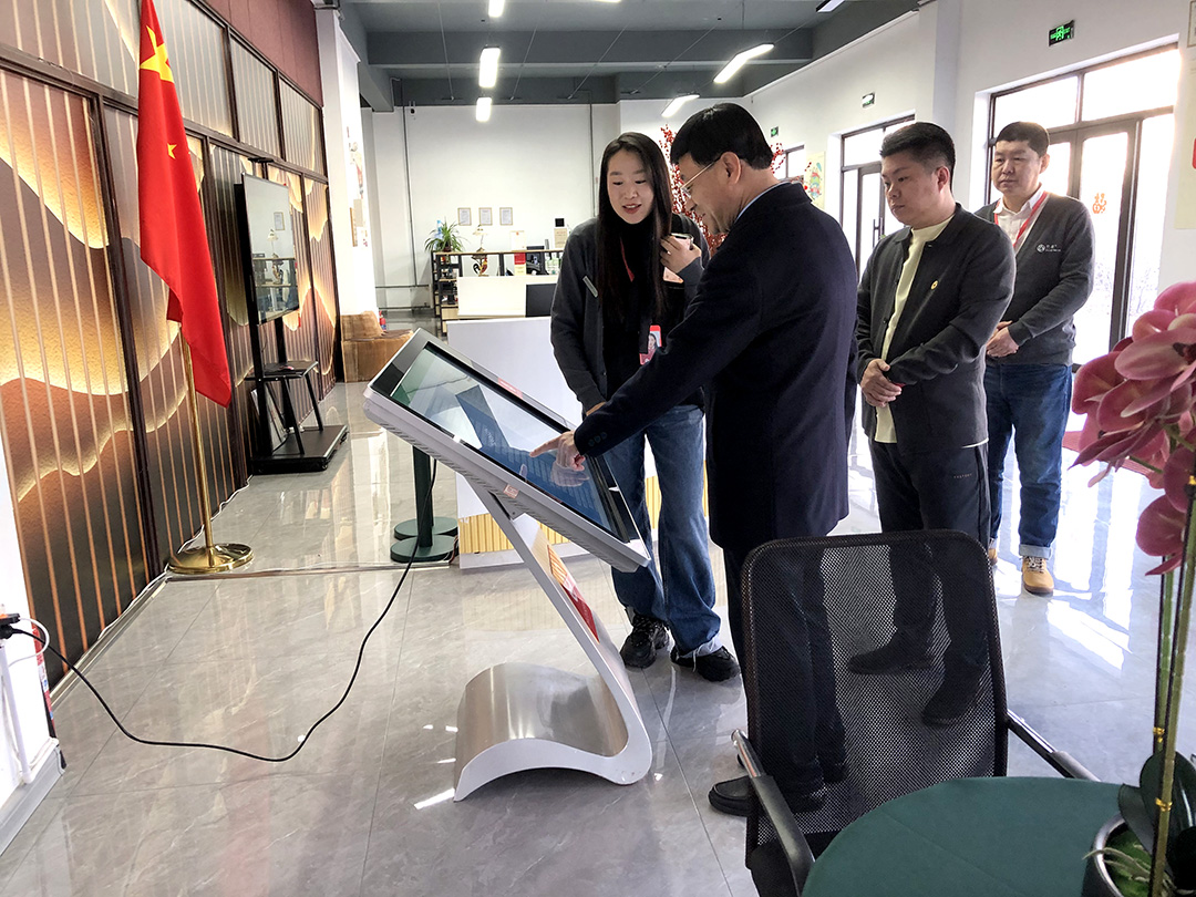 绥化市副市长吴永久深入代众公司走访调研